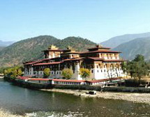 Südasien, Bhutan: Indien/Sikkim - Bhutan: Königreiche des Himalaya aktiv erleben - Kloster am Fluss